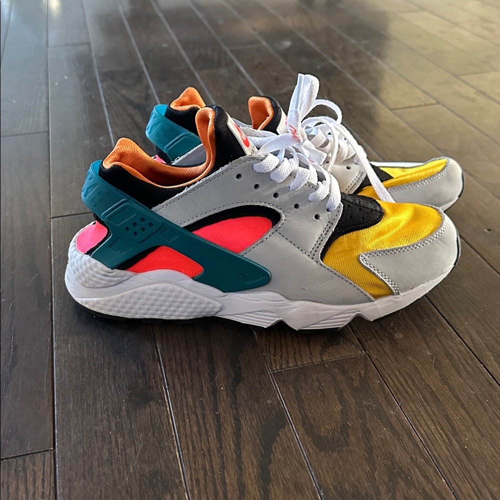 Women’s air Hurrache worn once, excellent condition.
